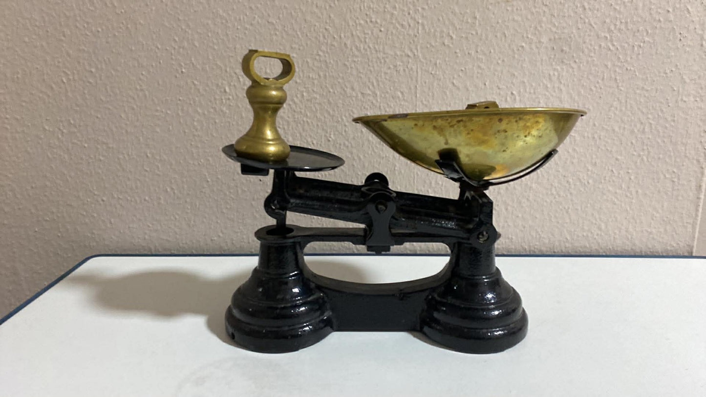 Antike Gusseisen-Waage mit Messingschalen und Gewichten