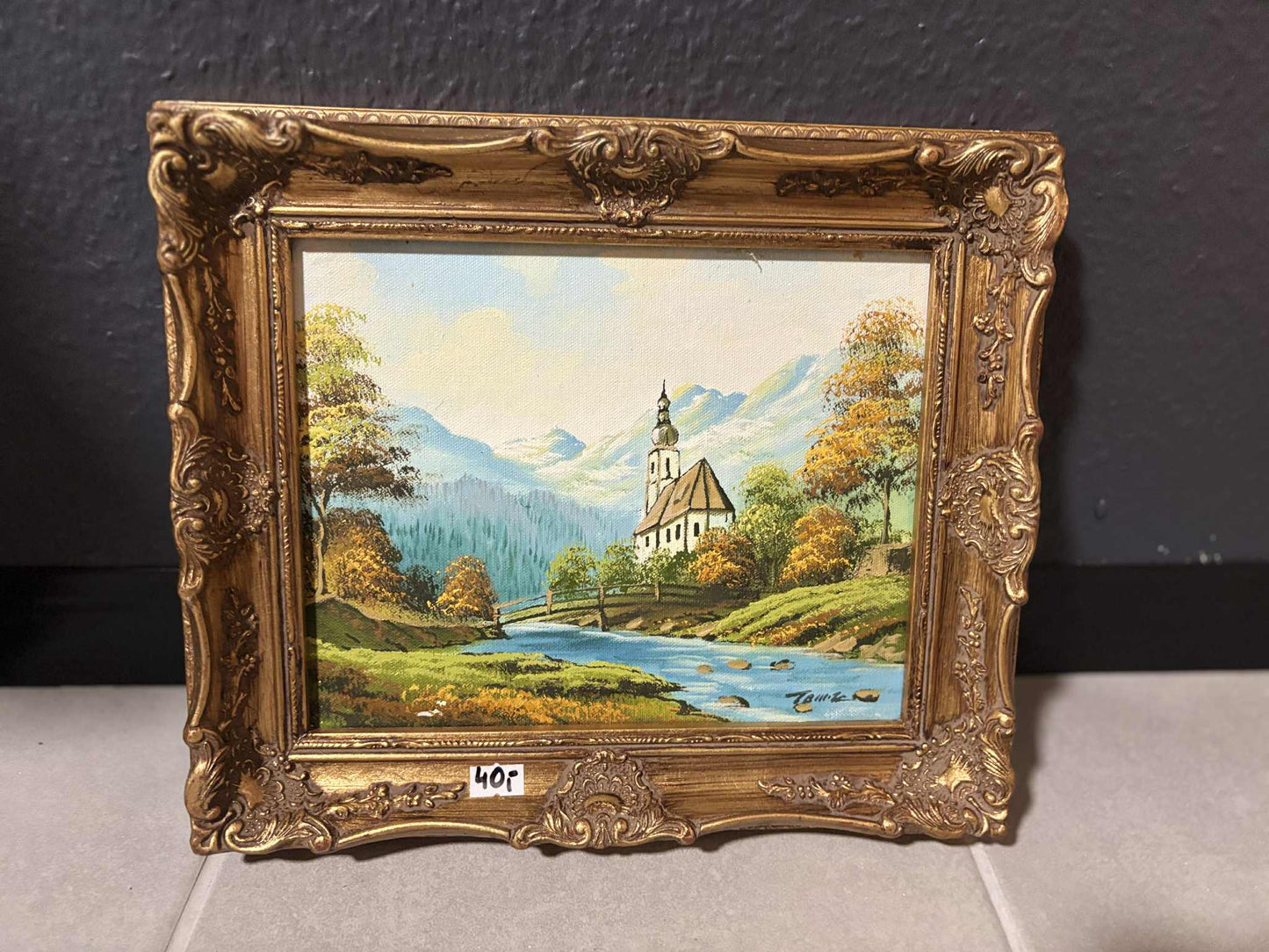 Alpenlandschaft mit Kirche am Fluss – Öl auf Leinwand, Barockrahmen