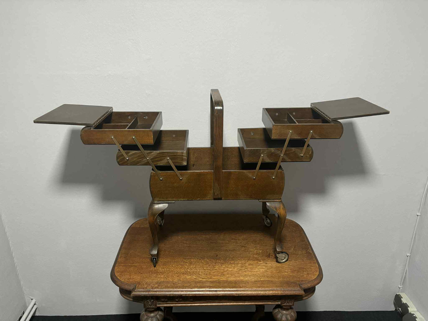 Antiker Nähkasten auf Rollen