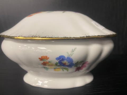 Porzellandose – Blumenmotiv