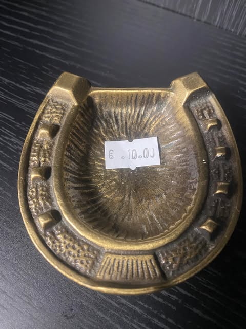 Messing-Aschenbecher in Hufeisenform