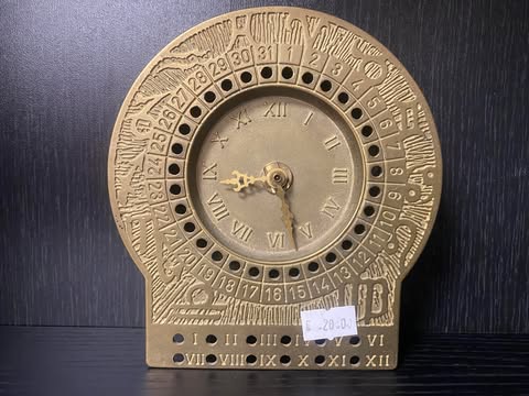 Messing-Kalenderuhr im Vintage-Stil