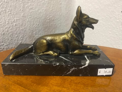 Hundeskulptur auf Marmorsockel