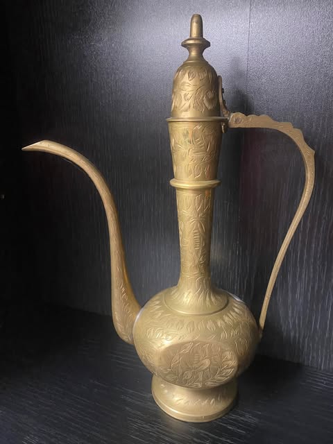 Orientalische Messing-Kanne mit Gravur