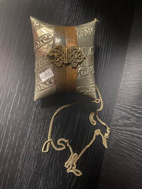 Kleine Messing-Schmucktasche mit Kette