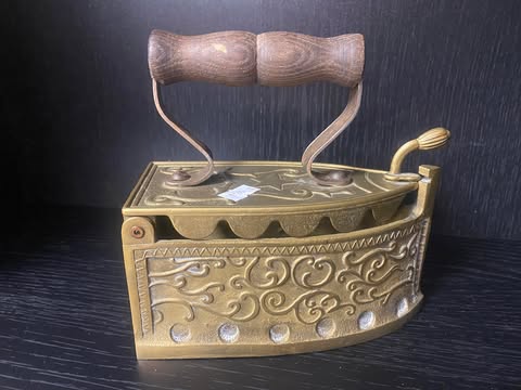 Dekoratives Messing-Bügeleisen