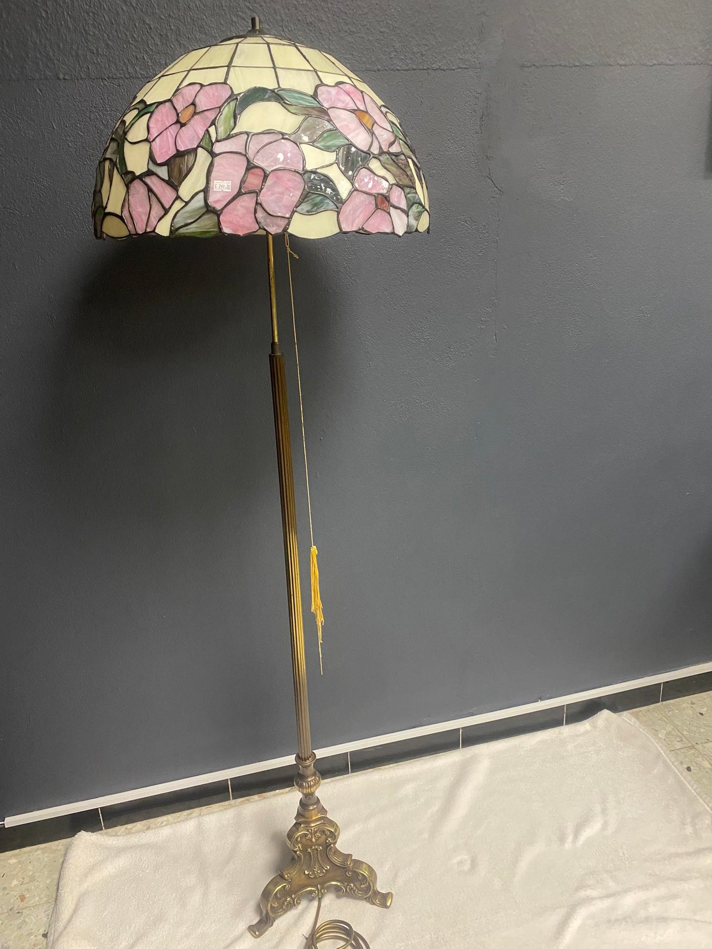 Stehlampe im Tiffany-Stil mit floralem Glasschirm