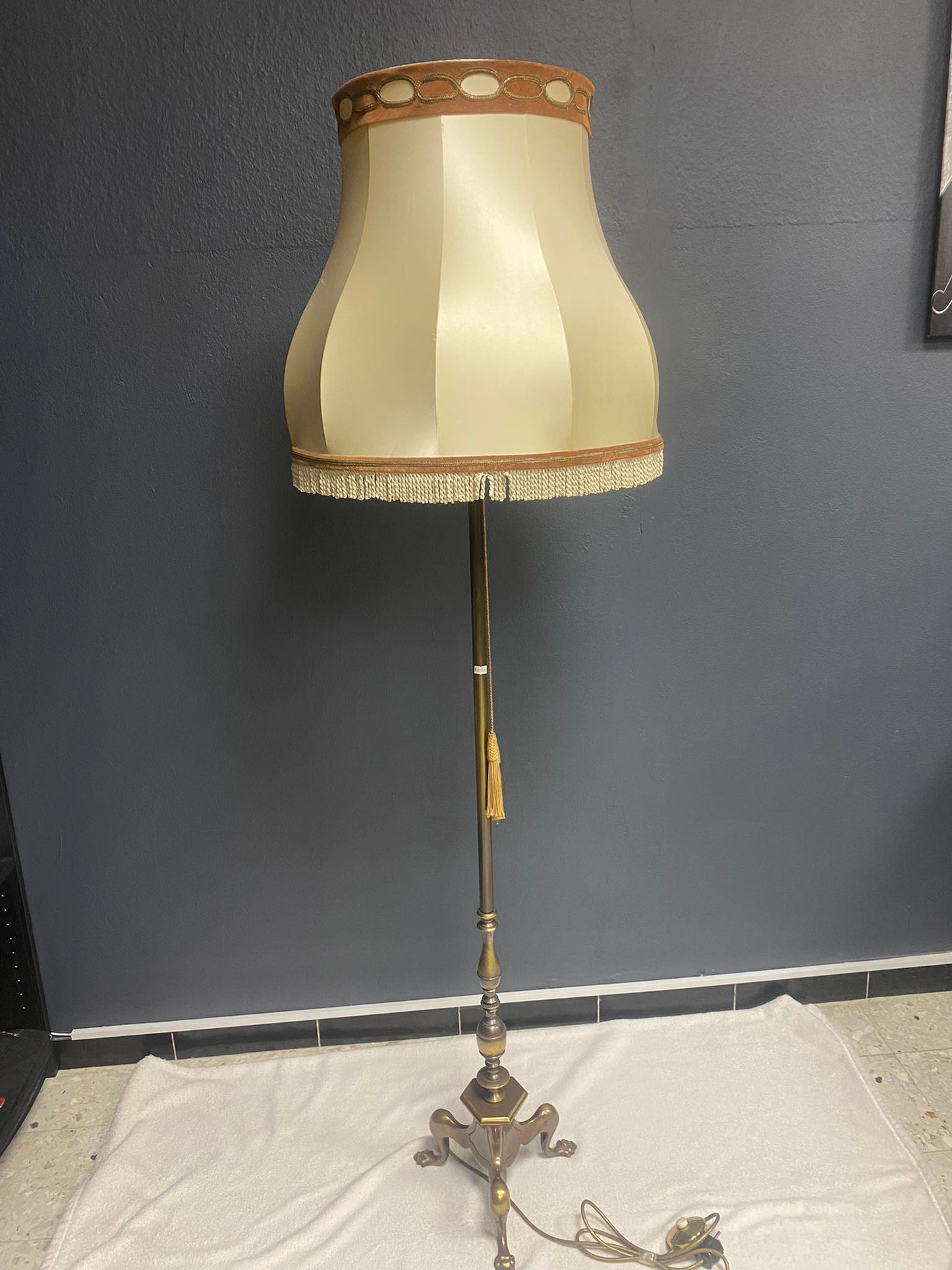 Vintage Stehlampe aus Messing mit Stoffschirm und Fransen
