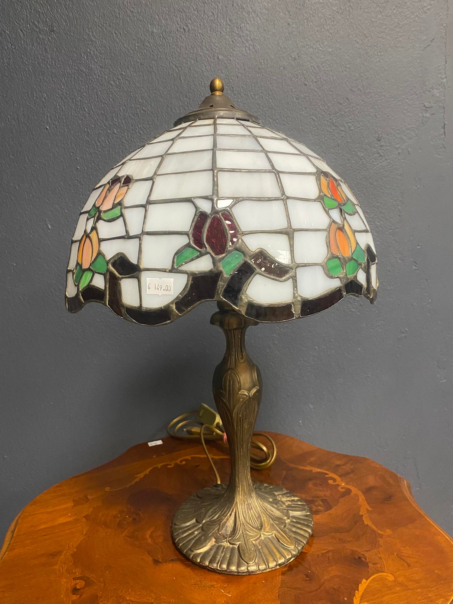 Tiffany Tischlampe mit floralem Glasschirm