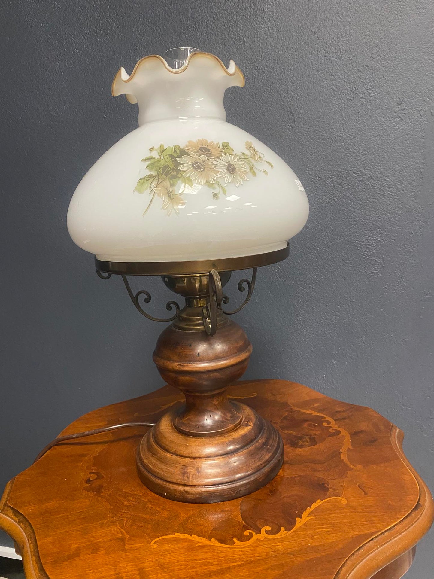 Vintage Tischlampe im Petroleumstil mit floralem Glasschirm