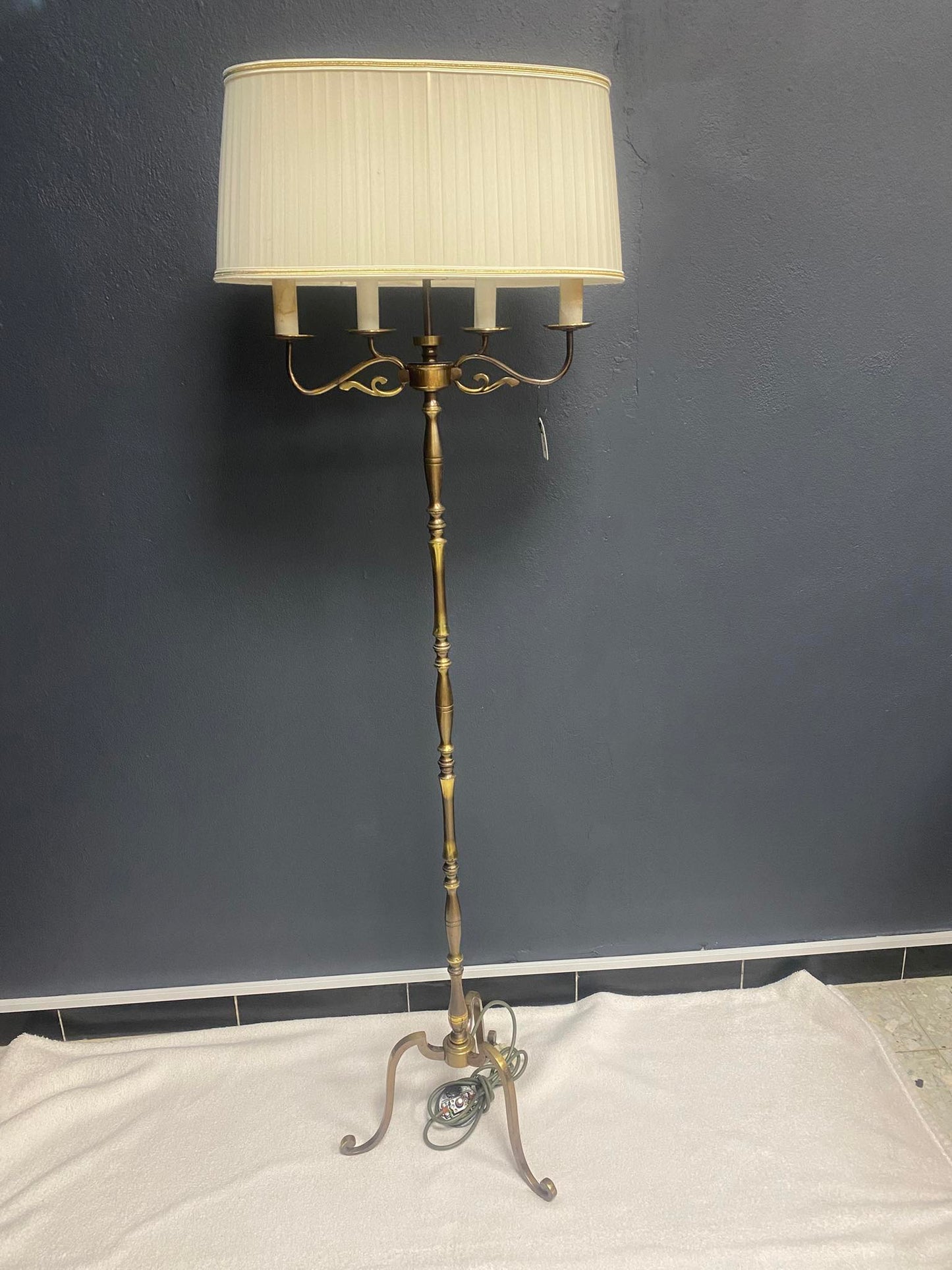 Klassische Stehlampe aus Messing mit Stoffschirm