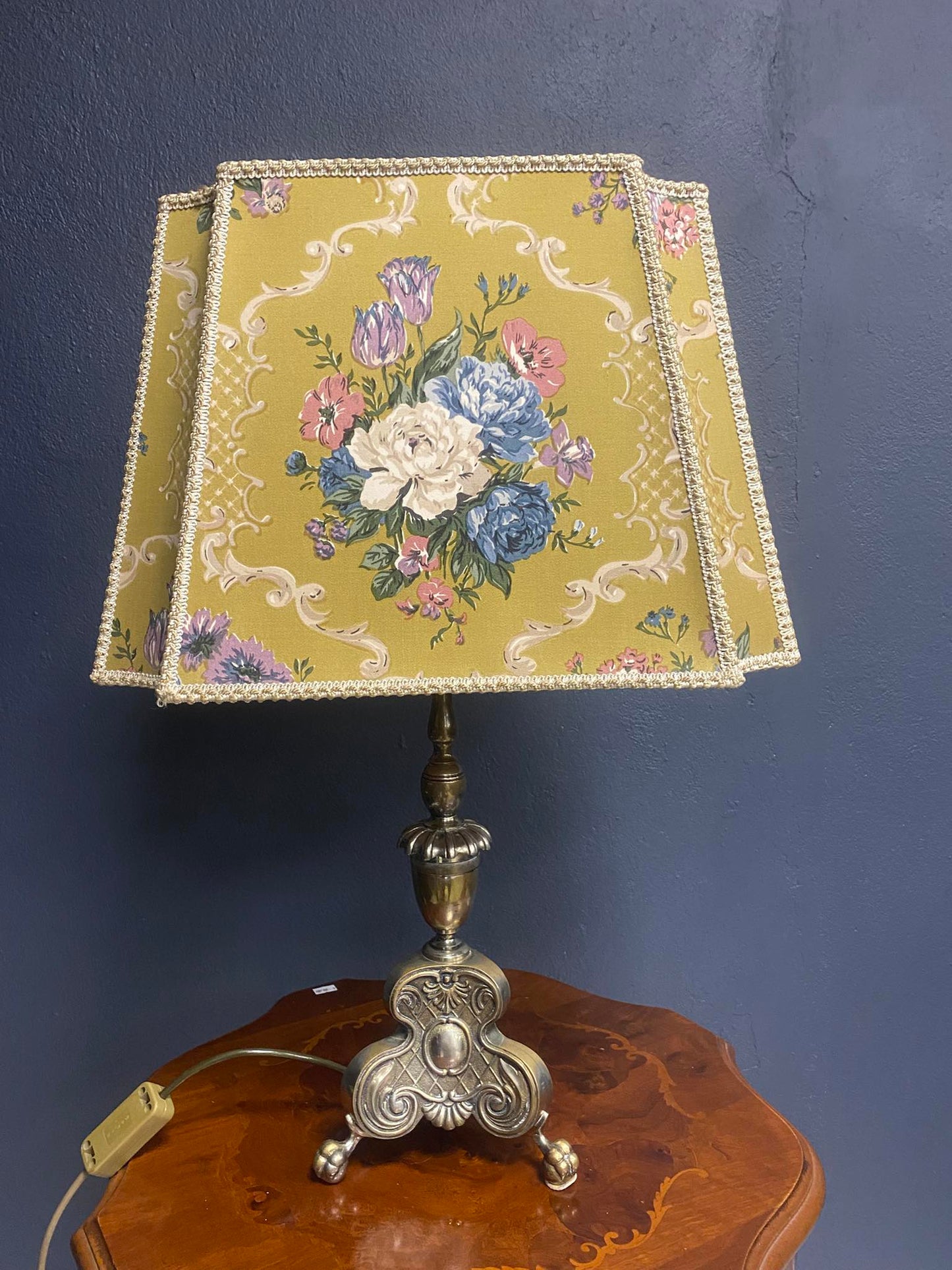 Klassische Tischlampe mit floralem Stoffschirm