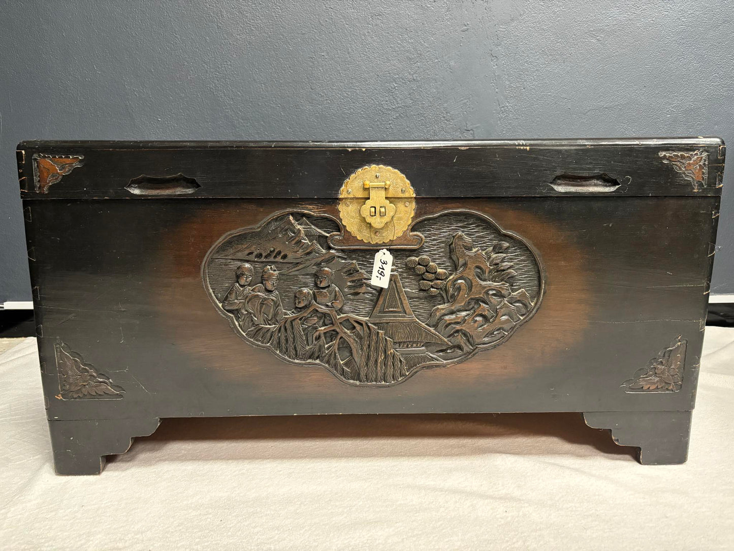 Antike Holztruhe – handgeschnitzt, asiatisches Motiv