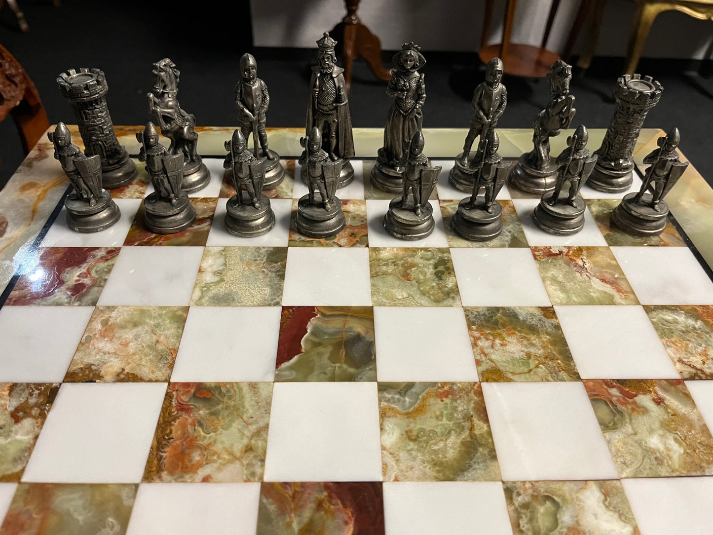 Antikes Schachspiel mit Onyx-Brett und Zinnfiguren