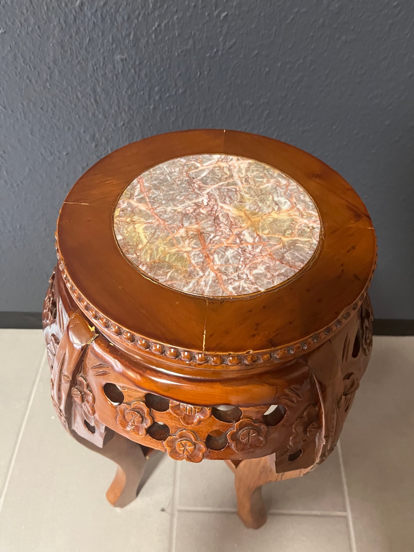 Chinesischer Hocker mit Marmorplatte – Handgeschnitzt