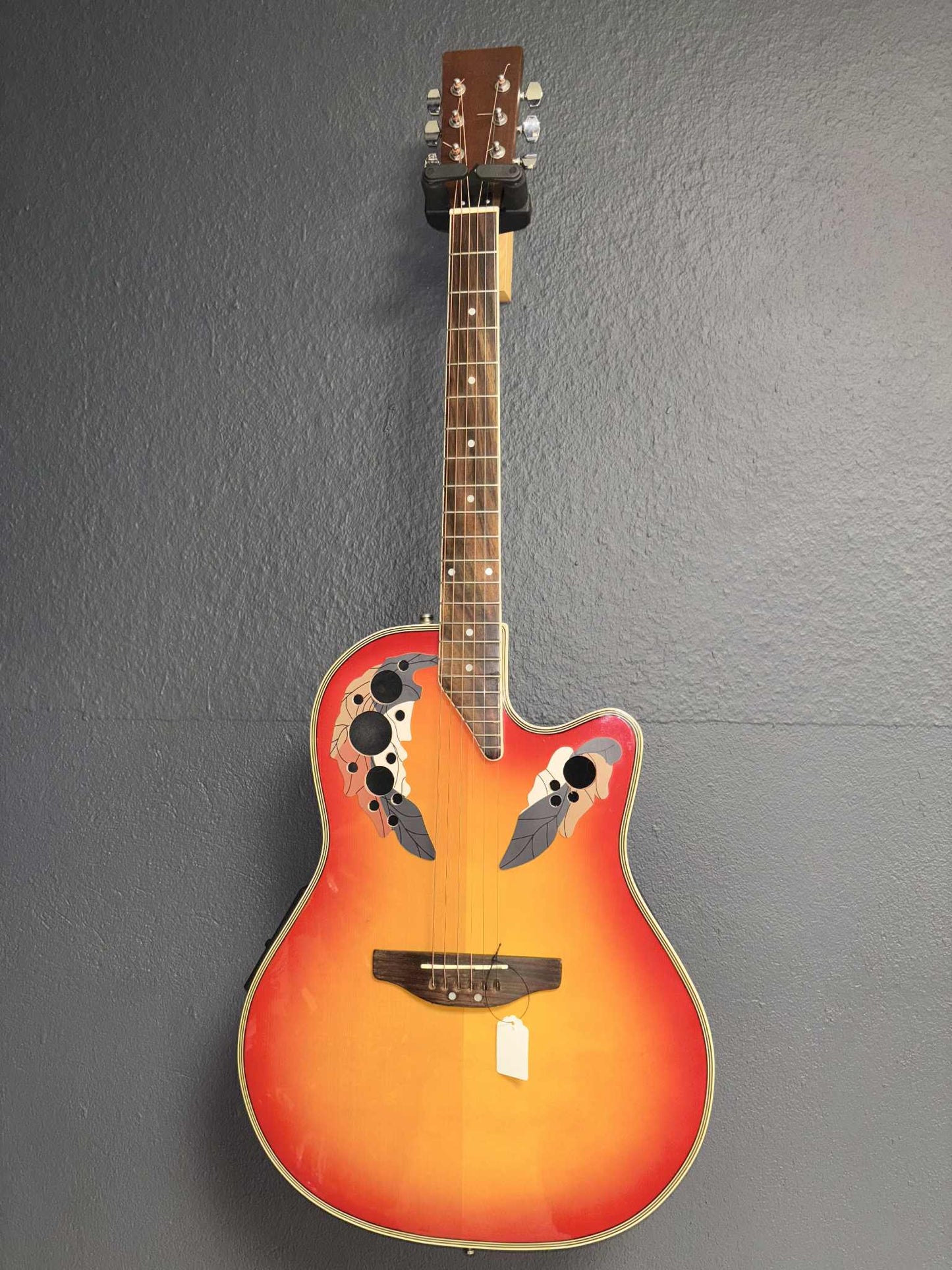 Unbekannte Ovation-Style Elektroakustikgitarre