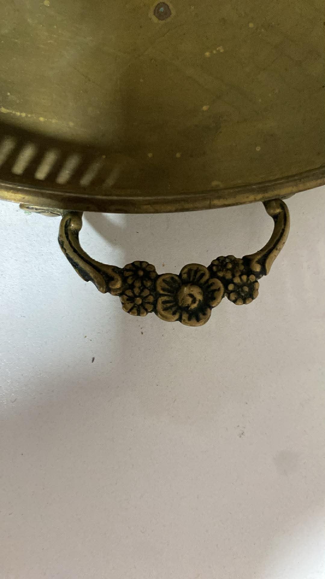 Großes antikes Messingtablett mit Griffen – Ø 38 cm