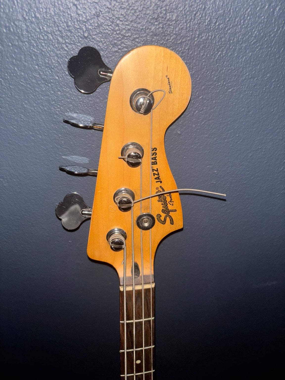 Squier by Fender Jazz Bass – Classic Style in 3-Tone Sunburst