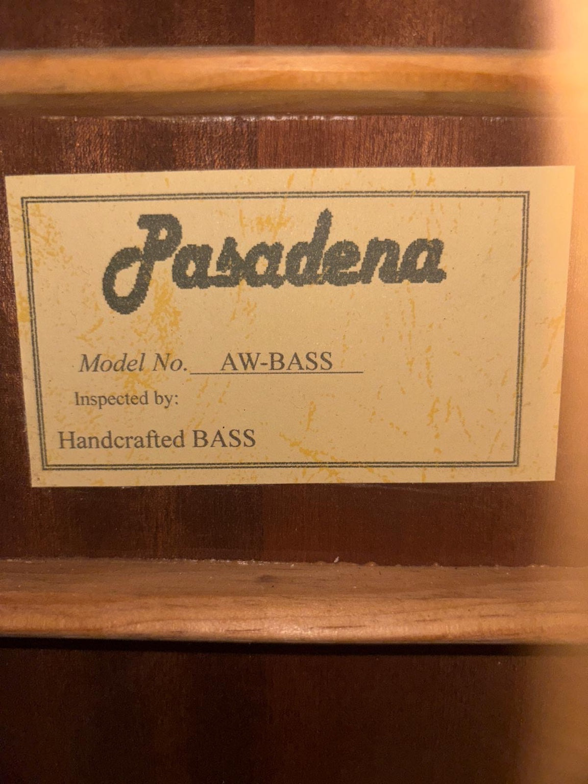 Pasadena AW-Bass – Akustikbass mit Cutaway