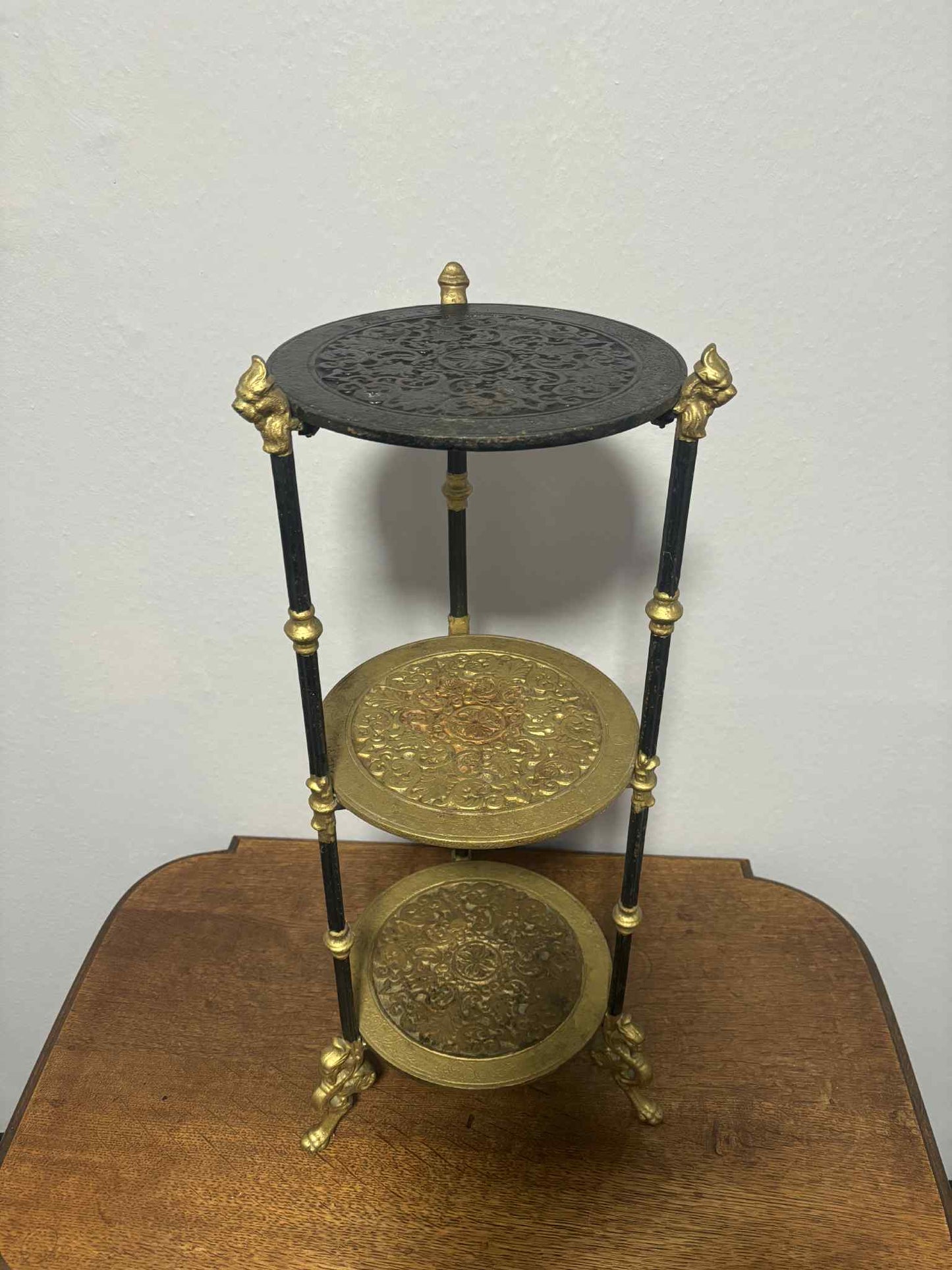 Dreistöckige Messing-Etagere mit schwarzen Säulen