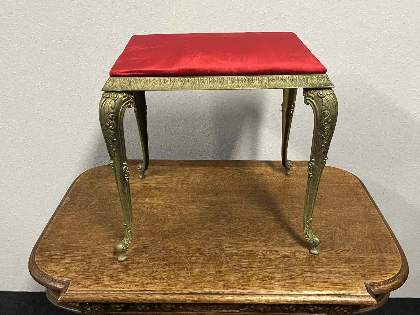 Antiker Hocker / Fußschemel, Messingrahmen, roter Samtbezug