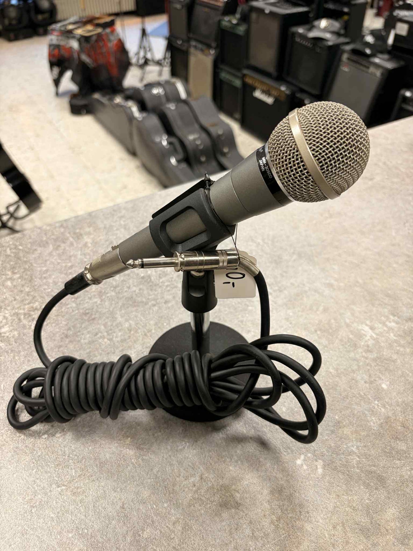 AKG D330 BT – Dynamisches Gesangsmikrofon mit Tischstativ