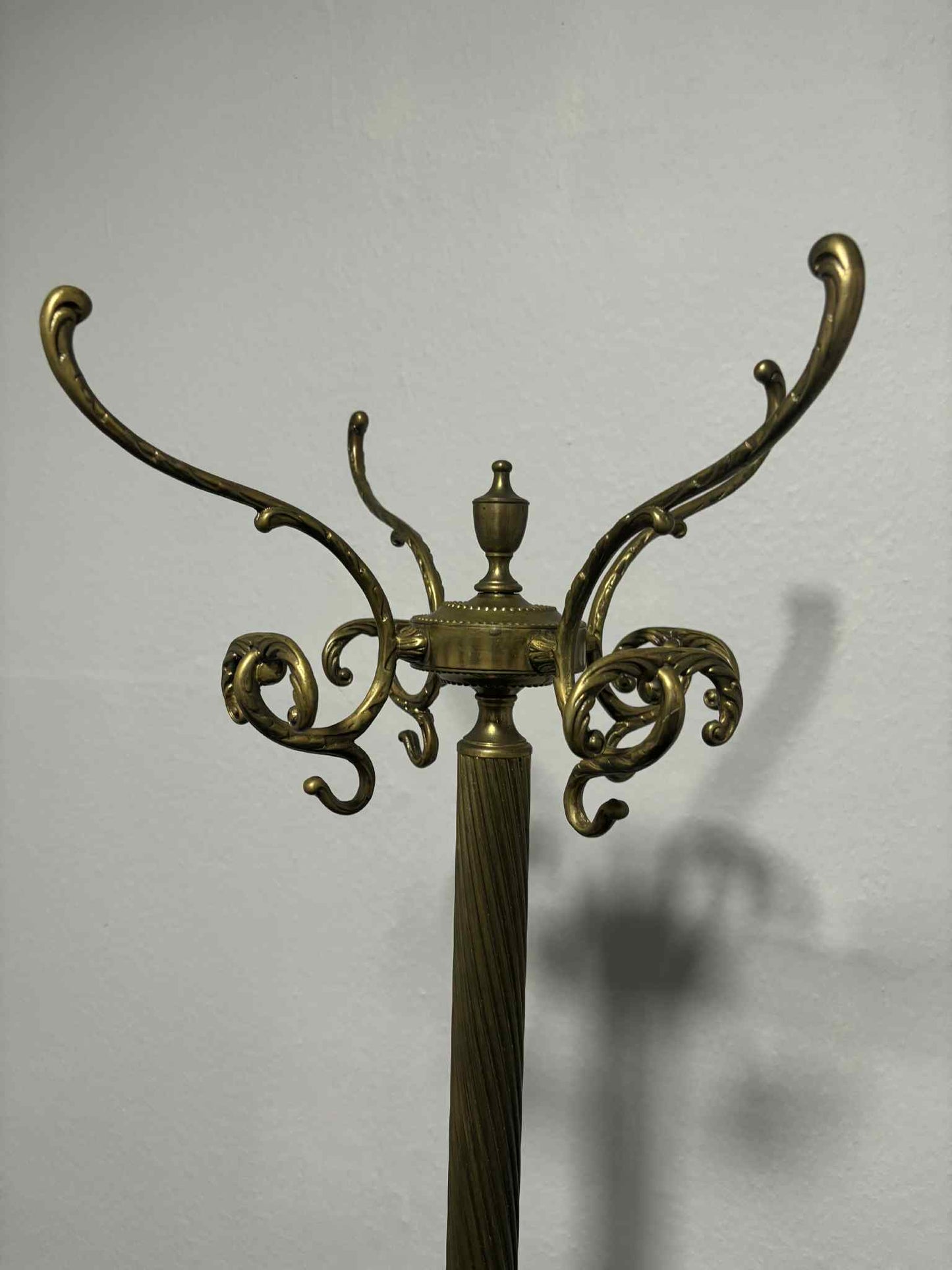 Messing-Garderobe im gedrehten Stabdesign