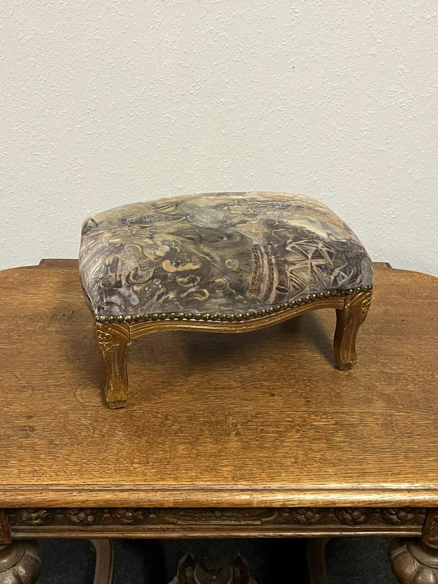 Antiker Fußhocker im Barockstil