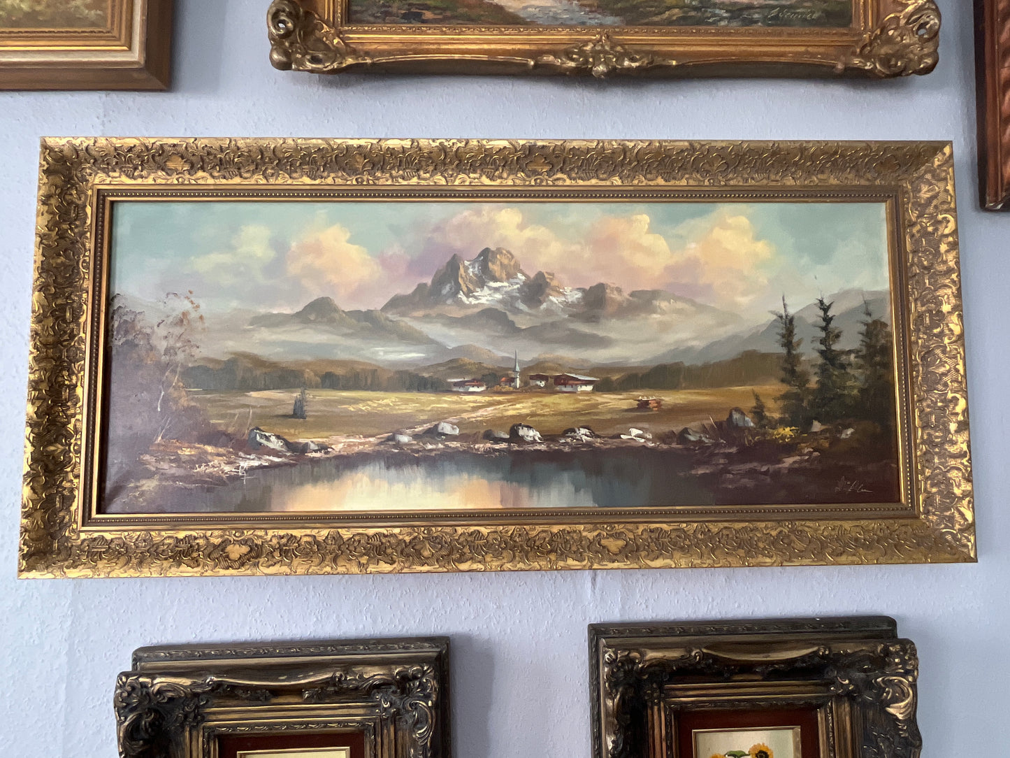 Alpenlandschaft mit See – Öl auf Leinwand, Goldrahmen