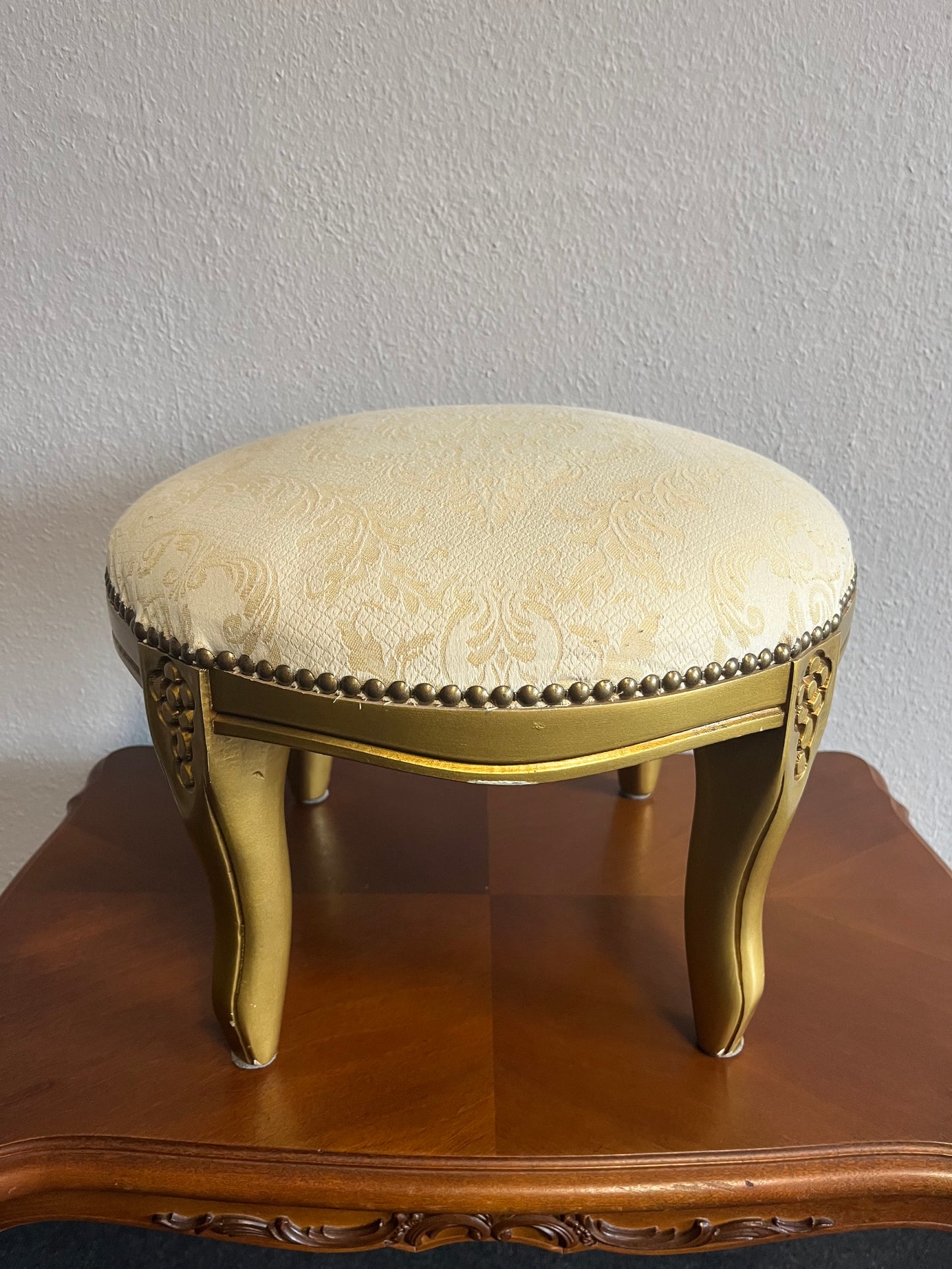 Antiker Hocker / Fußschemel mit goldener Fassung, gepolstert