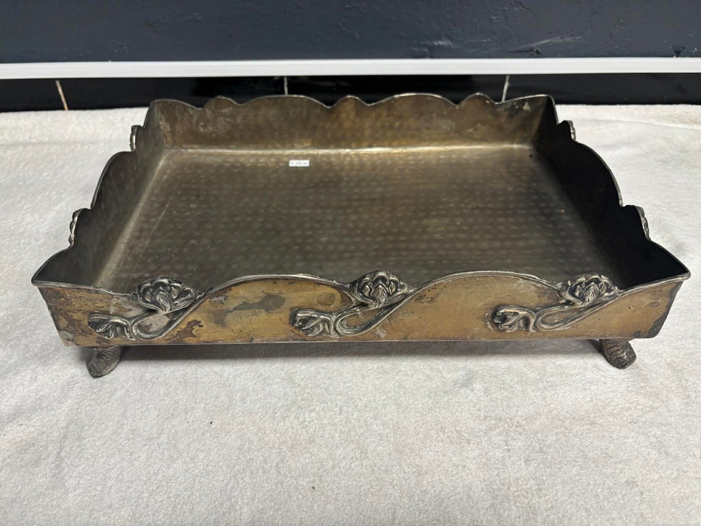 Rechteckiges Messingtablett mit Ornamentrand