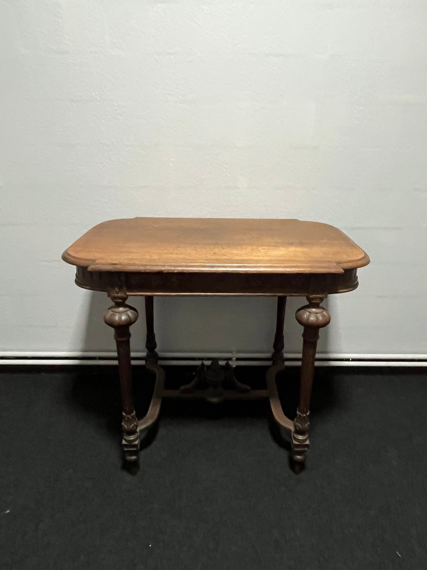 Antiker Beistelltisch aus Eiche – um 1900