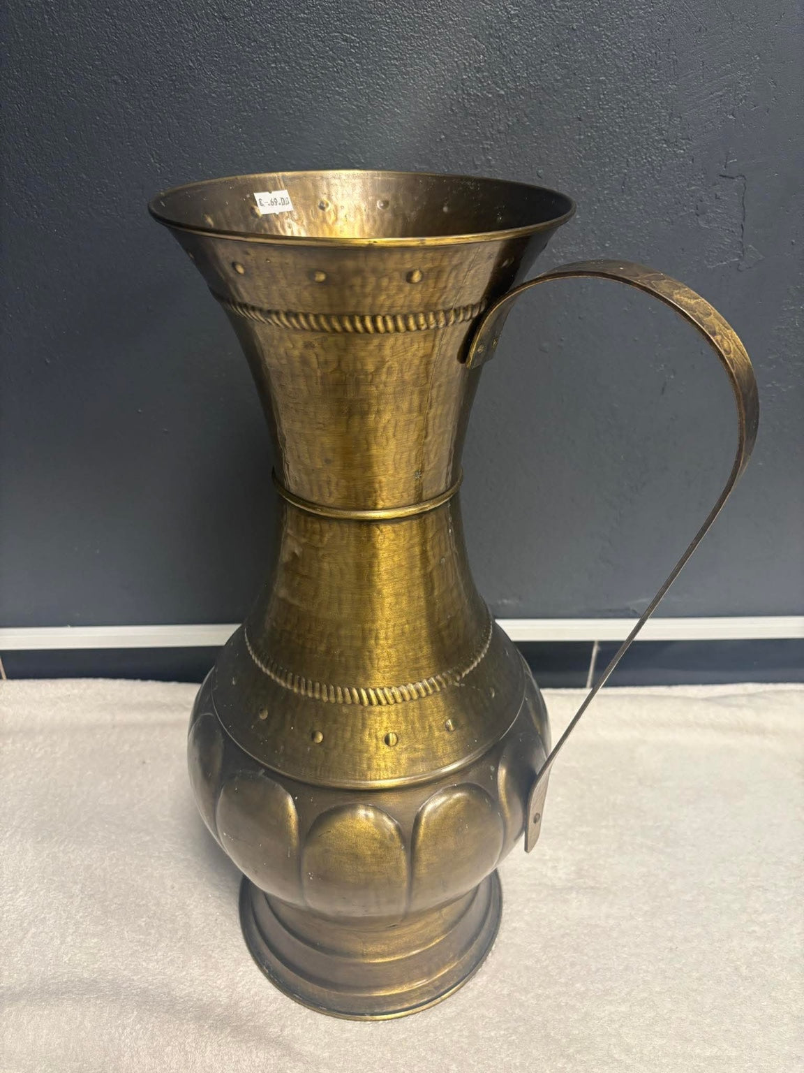 Großer dekorativer Messingkrug