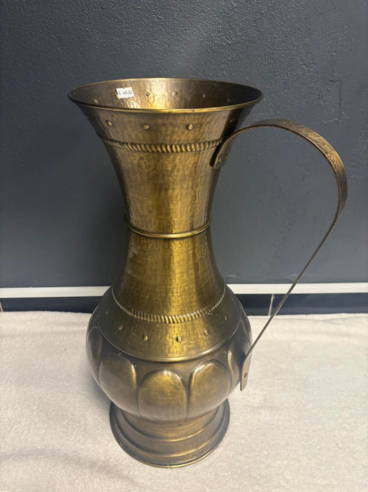 Großer dekorativer Messingkrug