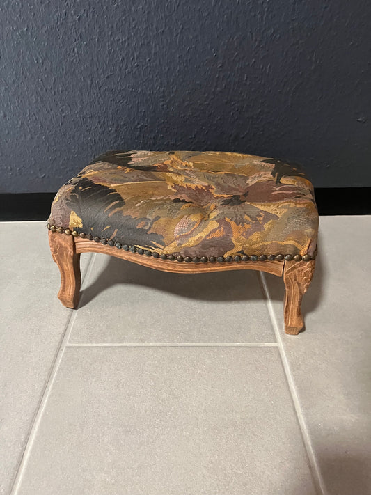Vintage Fußhocker – Holz mit Brokatpolster
