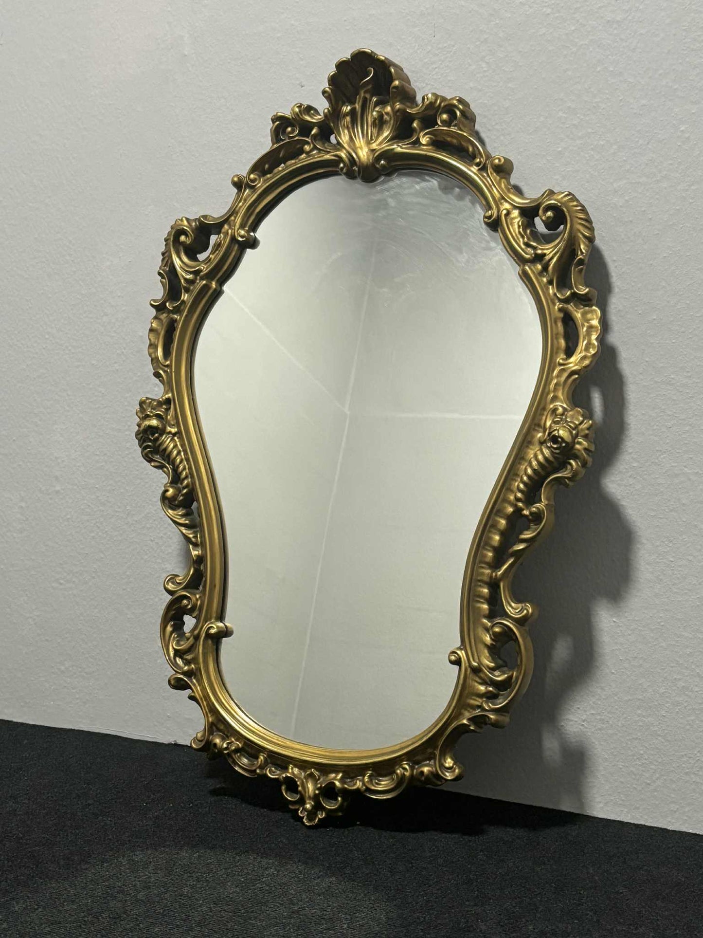 Großer antiker Wandspiegel im Barockstil