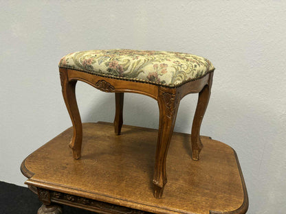 Antiker Hocker im Louis-Style mit floraler Polsterung