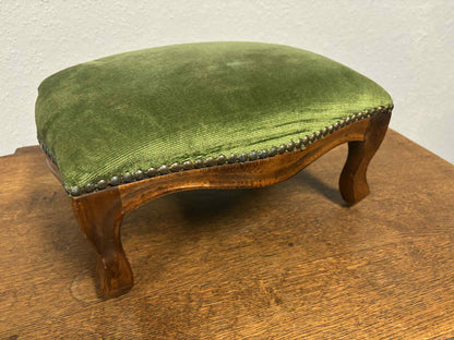Antiker Fußhocker mit grünem Samtbezug