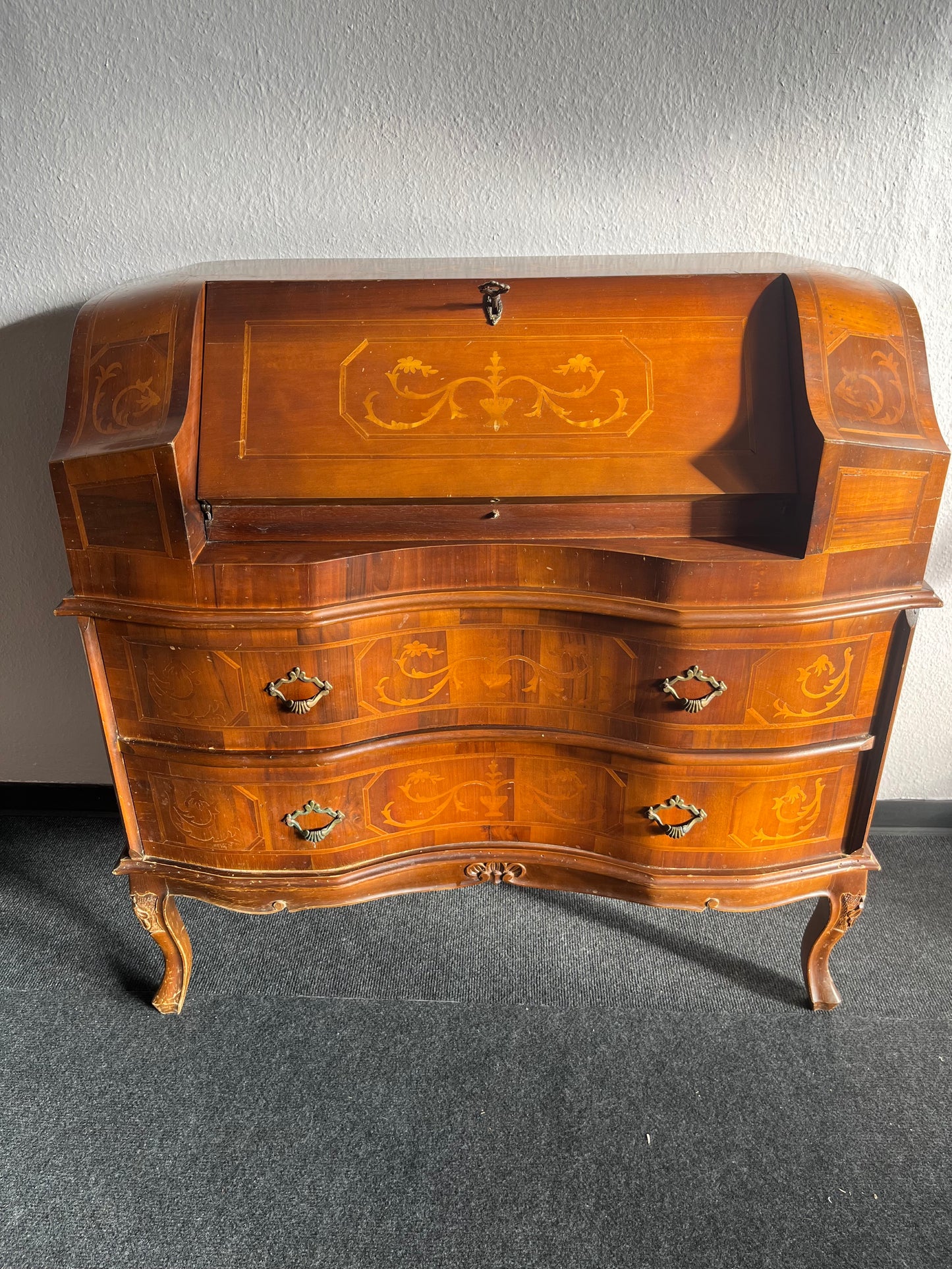 Antiker Barock Sekretär – Intarsienarbeit, geschwungene Form, ca. 20. Jh.