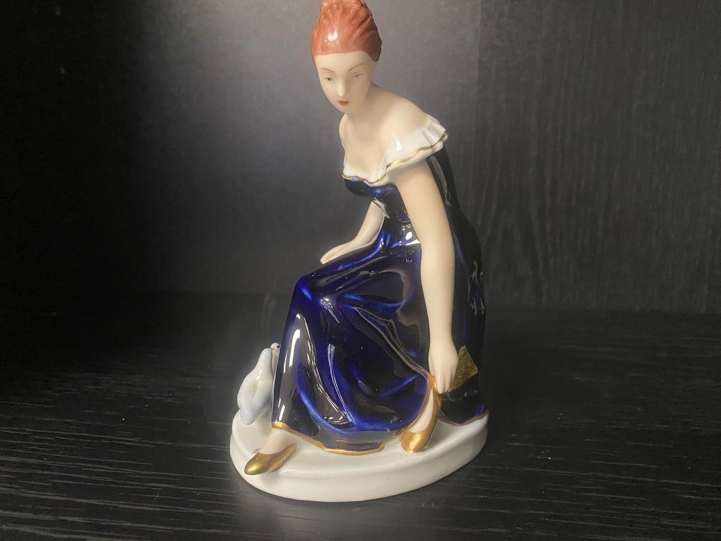 Porzellanfigur – Dame in dunkelblauem Kleid