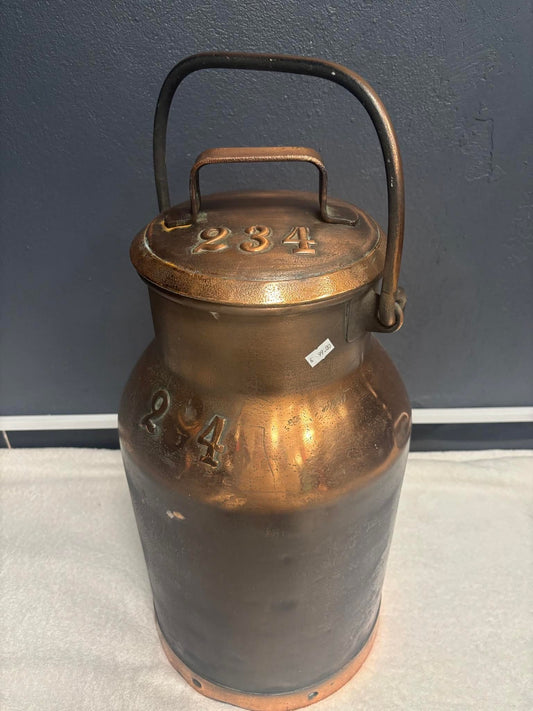 Antike Kupfer-Milchkanne mit geprägter Nummer