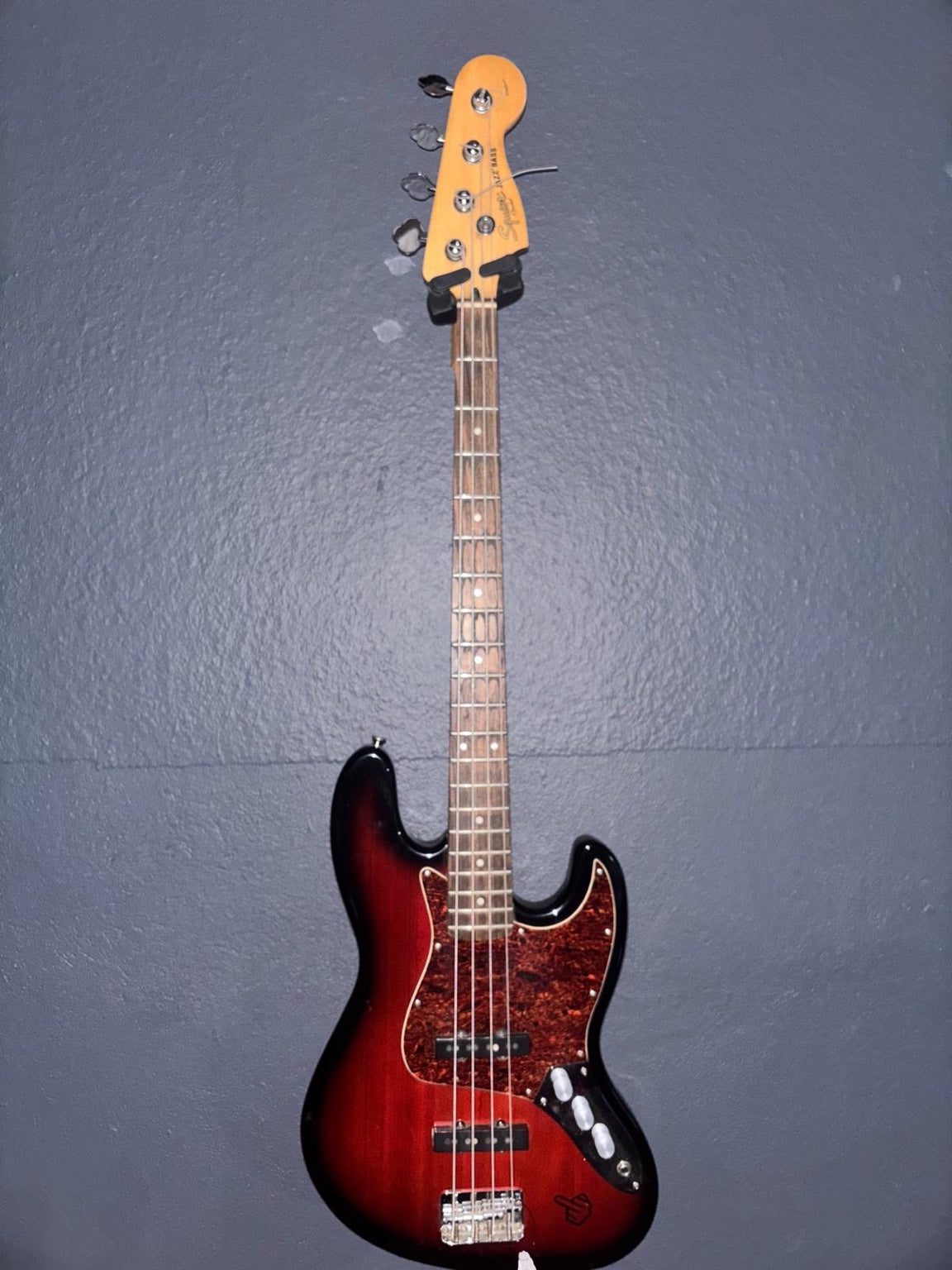 Squier by Fender Jazz Bass – Classic Style in 3-Tone Sunburst