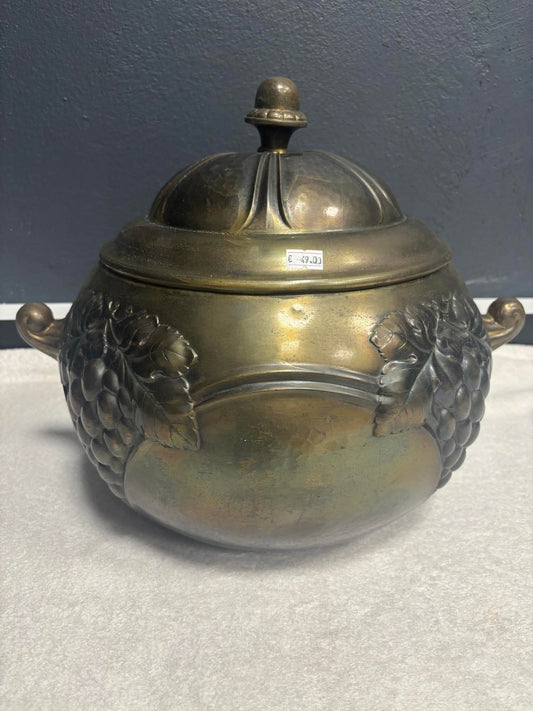 Messingdose mit Deckel und Traubenrelief