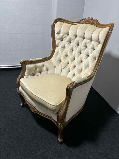 Antiker Ohrensessel im Louis XV Stil, cremefarbener Bezug