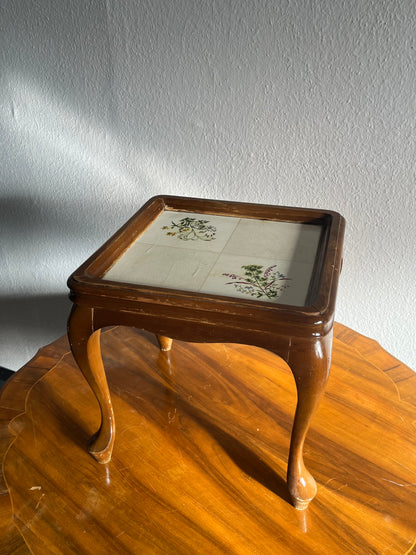 Antiker Beistelltisch mit Keramikfliesen und Blumenmotiven – Holzgestell