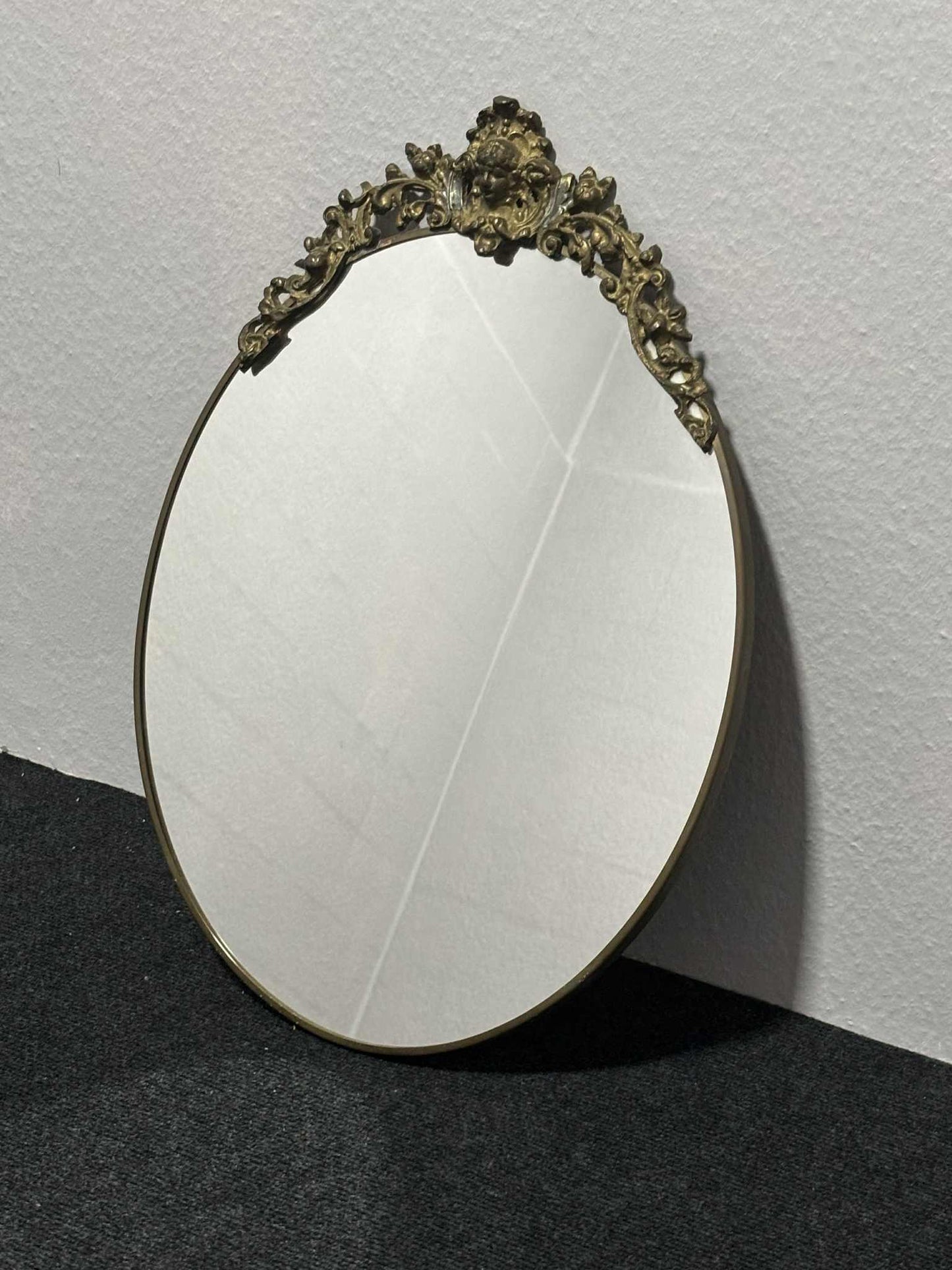 Antiker Wandspiegel mit Messingrahmen