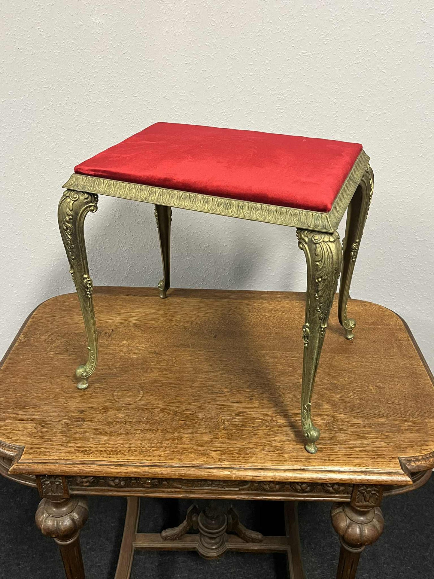 Antiker Hocker / Fußschemel, Messingrahmen, roter Samtbezug