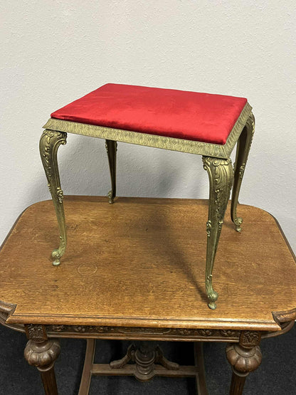 Antiker Hocker / Fußschemel, Messingrahmen, roter Samtbezug