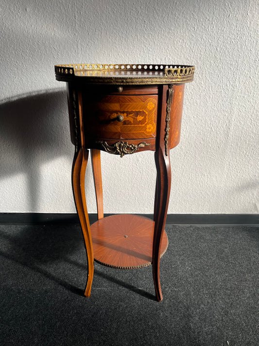 Eleganter Beistelltisch im Louis XV Stil – Intarsien & Messingverzierungen