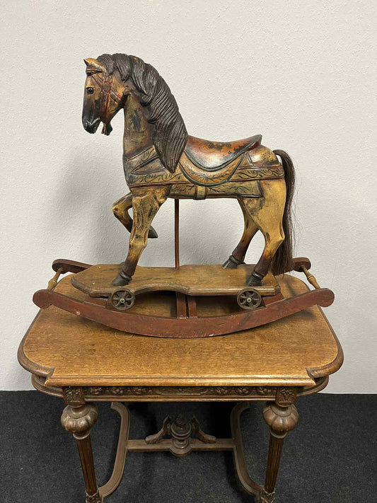 Antikes Schaukelpferd aus Holz, original handbemalt, auf Rädern